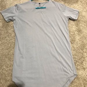 Alphalete Light Gray V-Neck Shirt - Size Medium 👻